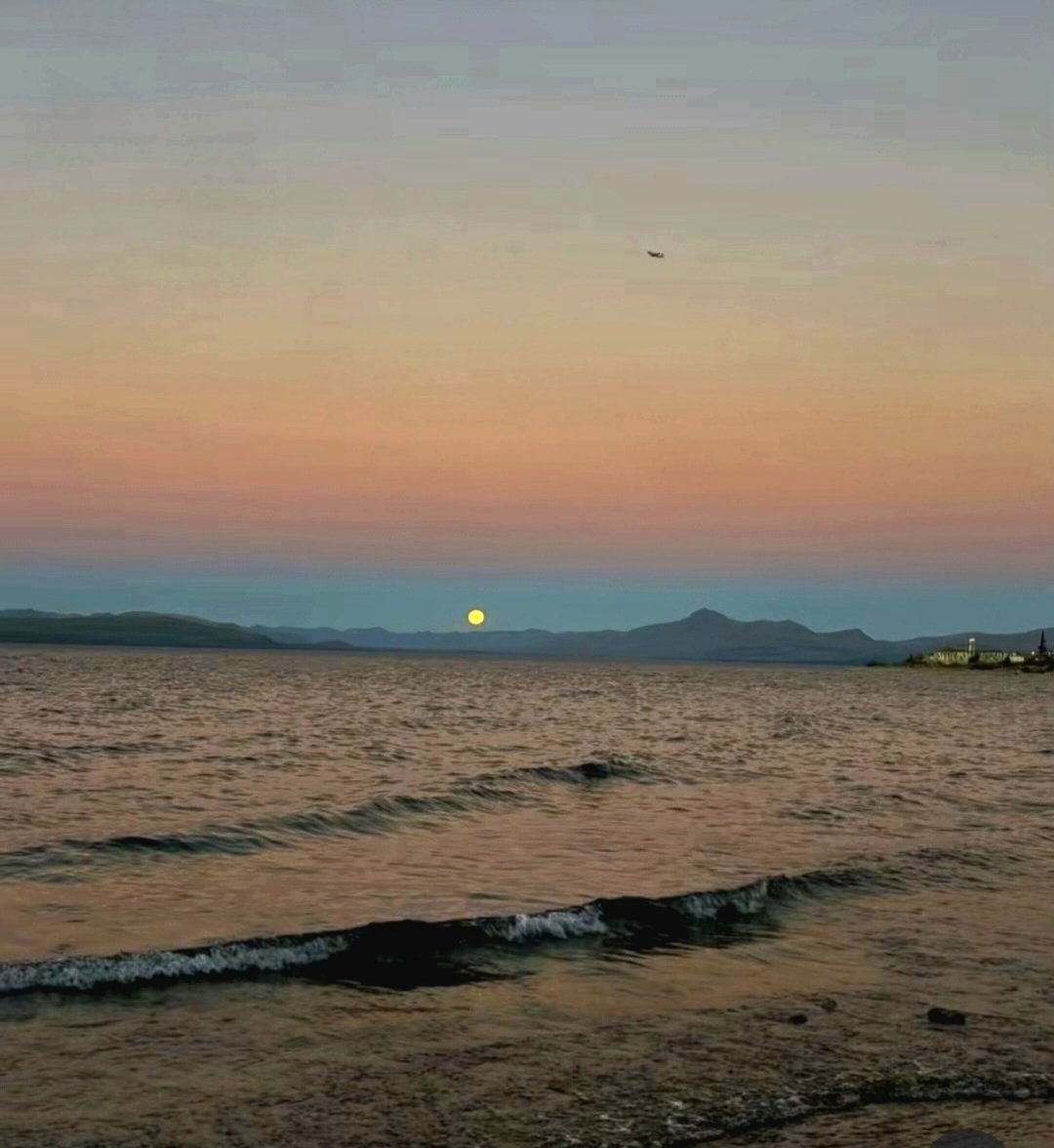 lfsur's tweet photo. ¡Maravillosa Luna llena naciente! Bariloche. 
Patagonia 🇦🇷🧉✨️ https://t.co/uGBbUqOZ17