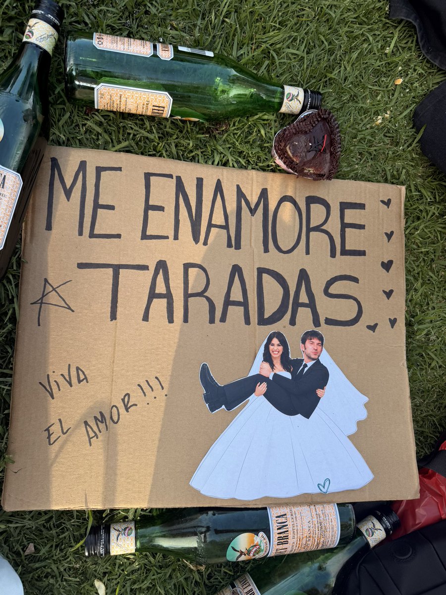 iloveshee_'s tweet photo. en que momento lali se casa? https://t.co/crK6n48BJu