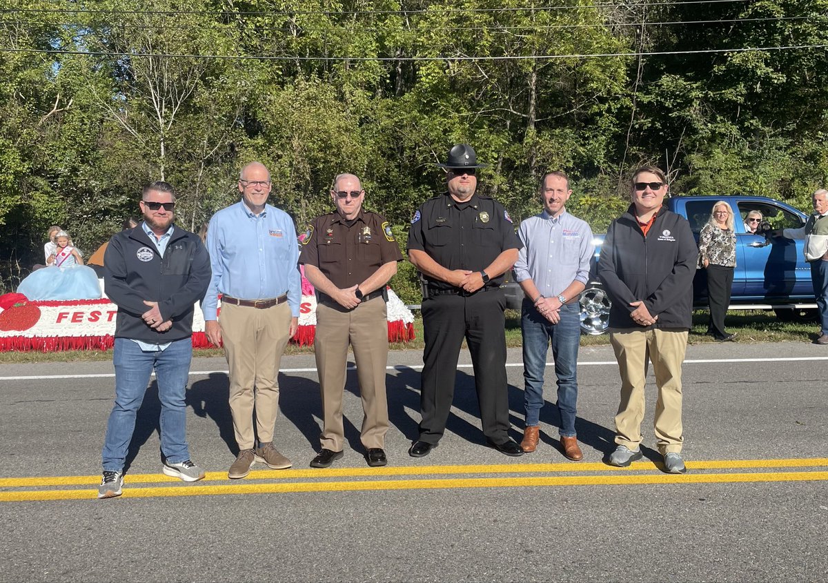 MorganGriffith's tweet photo. I walked the Chilhowie Apple Festival with the Smyth county GOP. The Apple Festival always has a great parade with lots of marching bands. https://t.co/iIMoZ12Wrf