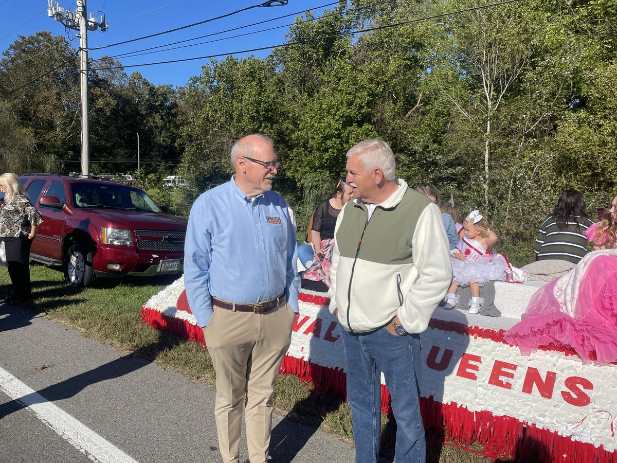 MorganGriffith's tweet photo. I walked the Chilhowie Apple Festival with the Smyth county GOP. The Apple Festival always has a great parade with lots of marching bands. https://t.co/iIMoZ12Wrf