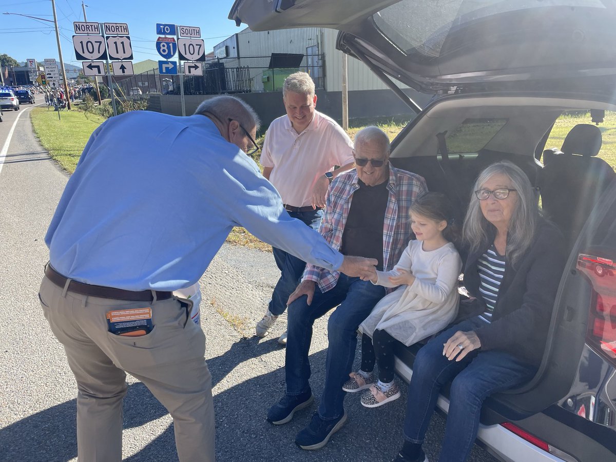 MorganGriffith's tweet photo. I walked the Chilhowie Apple Festival with the Smyth county GOP. The Apple Festival always has a great parade with lots of marching bands. https://t.co/iIMoZ12Wrf