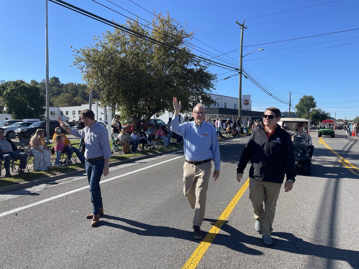 MorganGriffith's tweet photo. I walked the Chilhowie Apple Festival with the Smyth county GOP. The Apple Festival always has a great parade with lots of marching bands. https://t.co/iIMoZ12Wrf