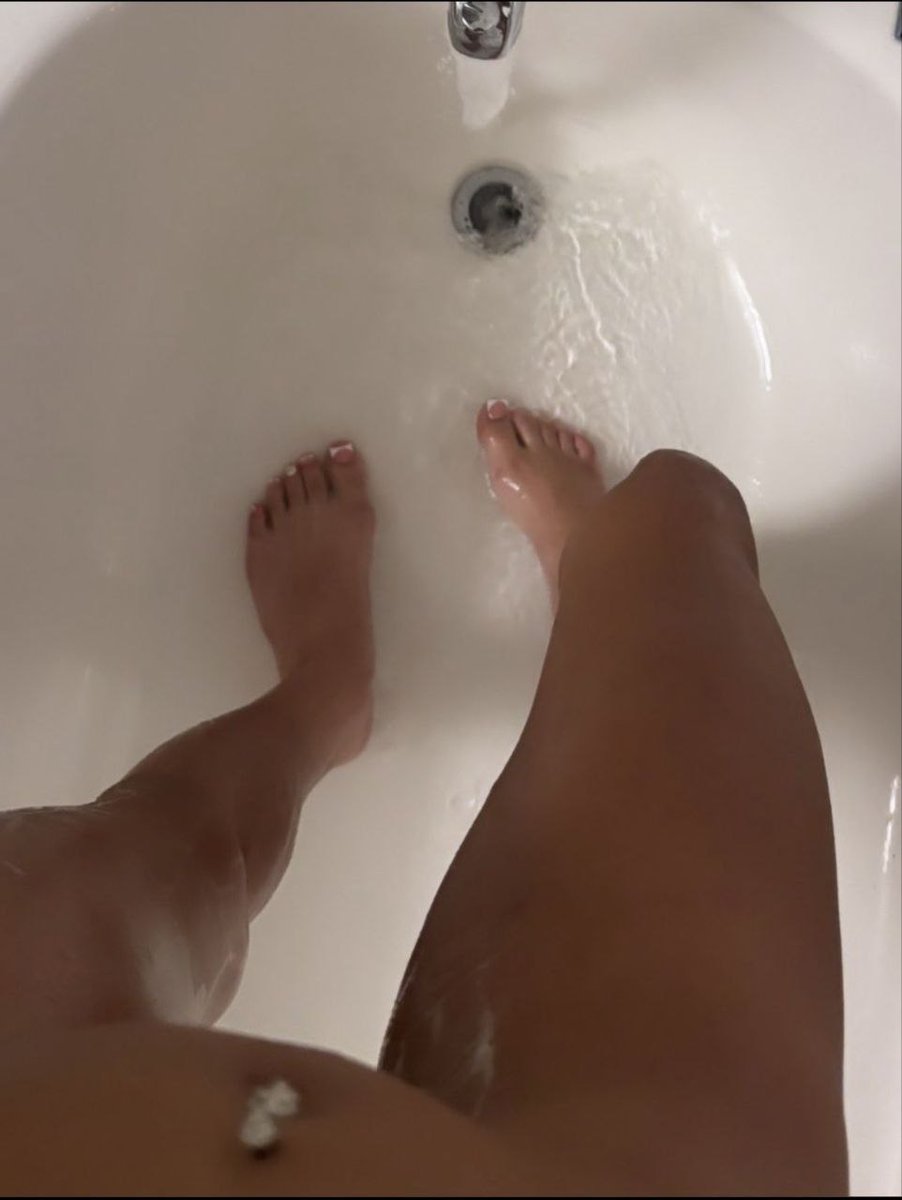 CuckoldMistress's tweet photo. 18f single, who will accept some pics ? 📷 guys only https://t.co/WbJlP0gTW7