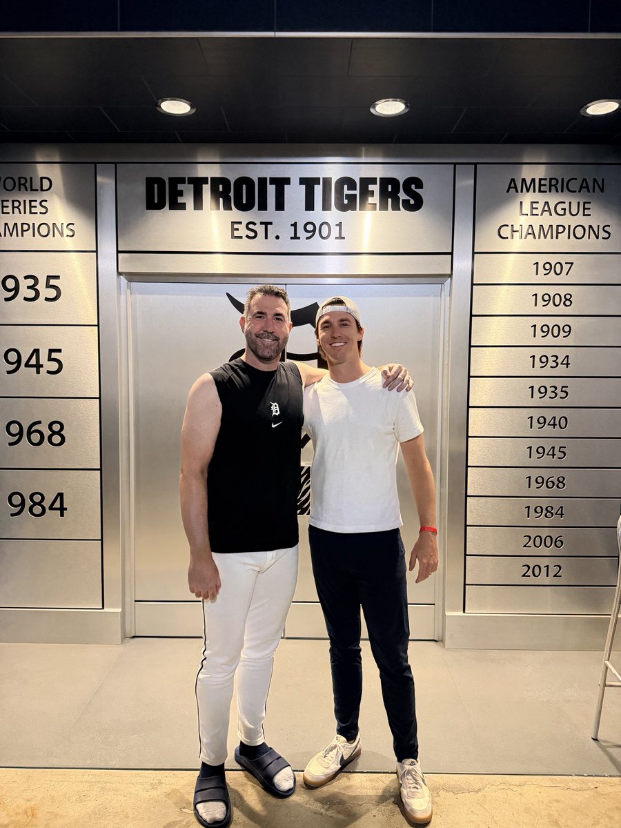 BenVerlander's tweet photo. One last time 💙🧡 https://t.co/PRnKKQlrBV