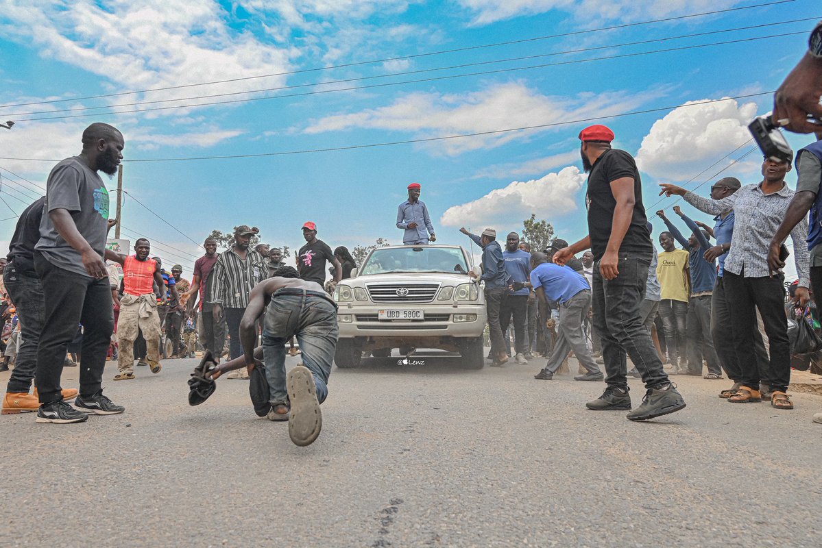 apple_lenz's tweet photo. ᴹᴿ ᴾᴿᴱˢᴵᴰᴱᴺᵀ: @HEBobiwine•
———🇺🇬✊🏿☂️

#FreeUgandaNow
#StopAbductionsUg
#45YearsOfDictatorship 
#UgandaJudiciaryExhibition
#BobiWineThePeoplesPresident 
#FreeAllPoliticalPrisonersinUganda https://t.co/wuQLshwyzN