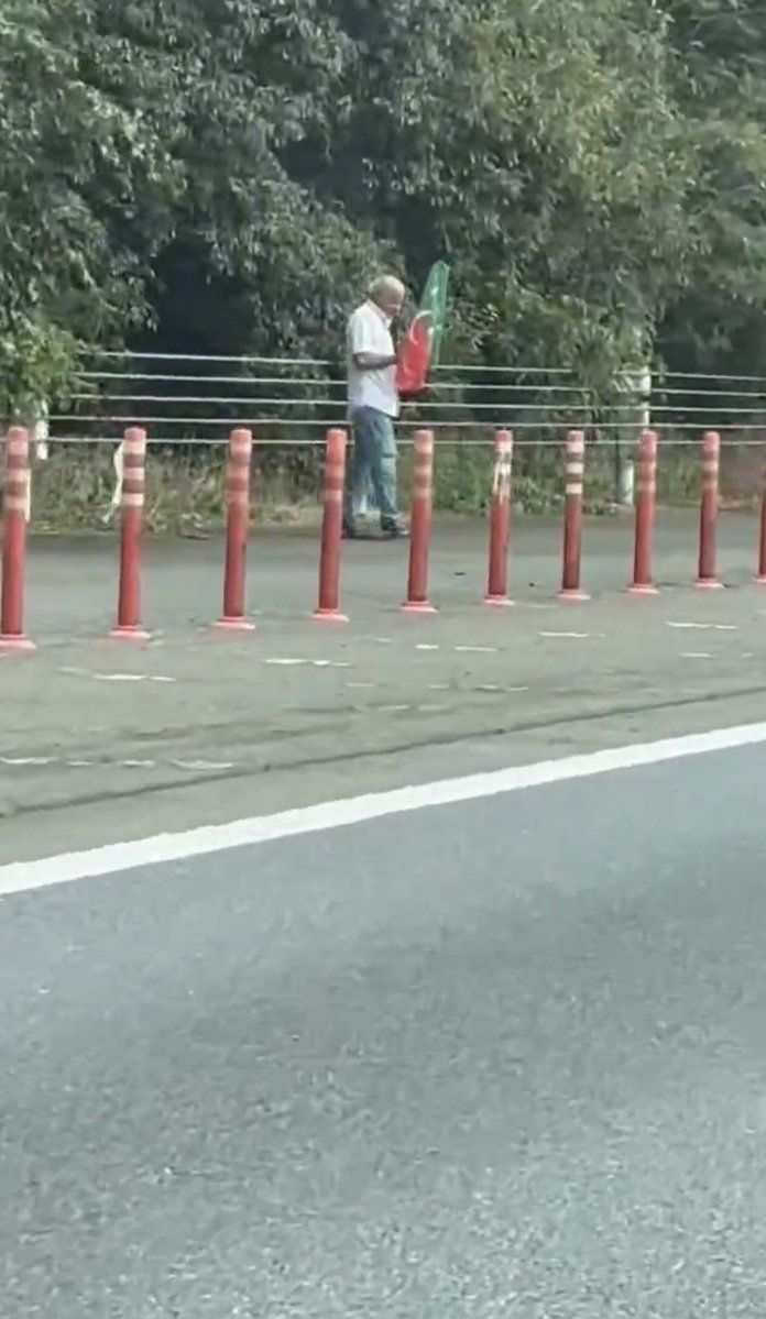Izumi_Sunagawa's tweet photo. 関越道で炎上した車の現場。
そこにはPTI（パキスタン正義運動）の旗を持つ外国人男性の姿が。

なぜ日本の高速道路で、パキスタンの政党旗を持っていたのか？
この人物が何者なのか、気になるところだ。 https://t.co/wzm4y88UUr