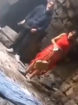 SnjsjsS18887's tweet photo. فيديو صادم من داخل مدينة السويداء لفتاة يغتصبها 6 أشخاص 3 قاصرين و 3 بالغين اعوذ بالله https://t.co/wB29tv3WGy