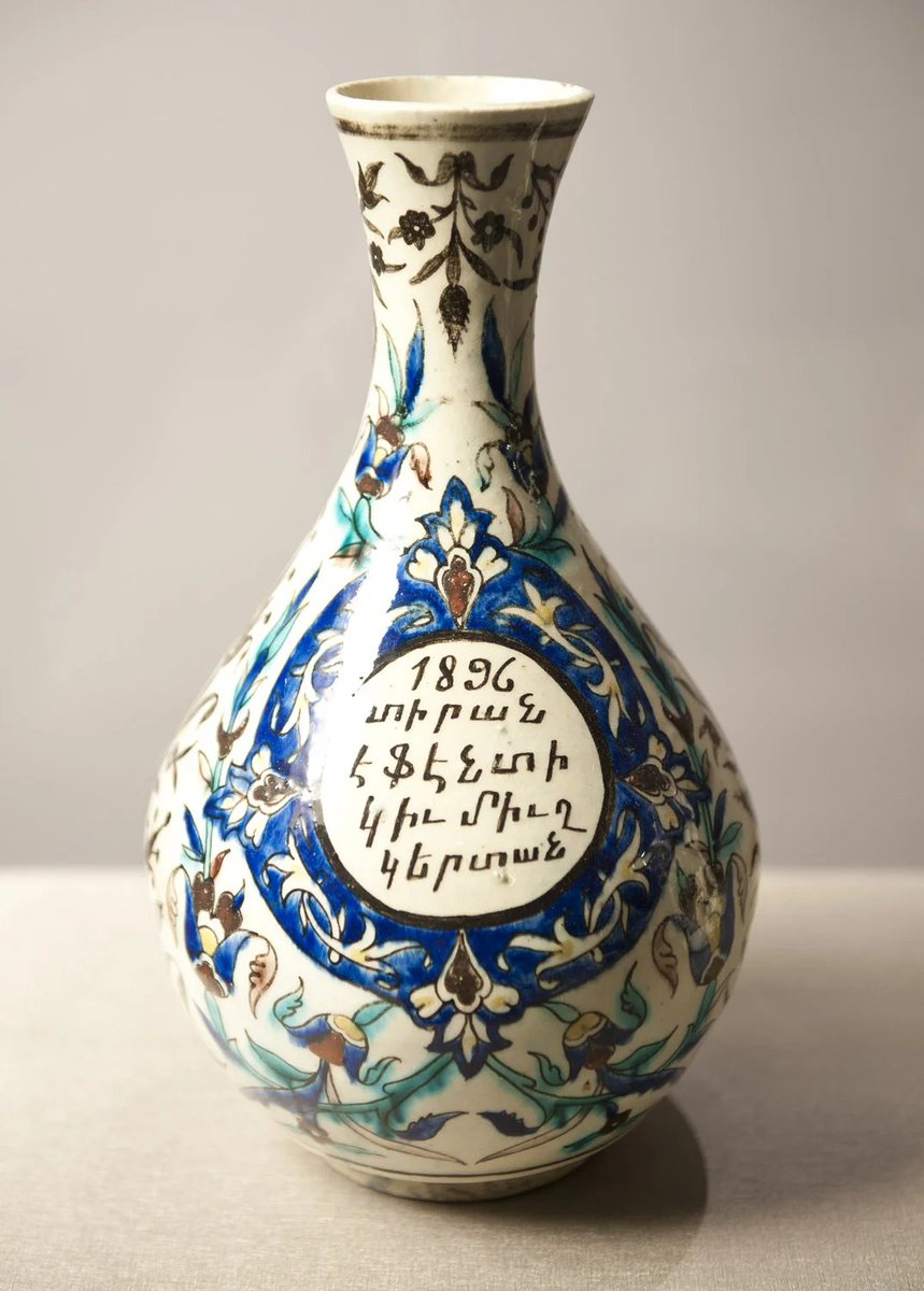 Boyajian_Writer's tweet photo. #Smithsonian shows Islamic/Turkish (#IZNIK) art:

https://t.co/GbLItel8Fg

AI:

Nearby #Kutahya ceramics-many #Armenians-deep ties to İznik. 

Armenians owned/operated some IZNIK #pottery shops.

1919: Brits brought Armenian ceramicists to #Jerusalem - repaired Dome of the Rock. https://t.co/HuU9I8LyIC