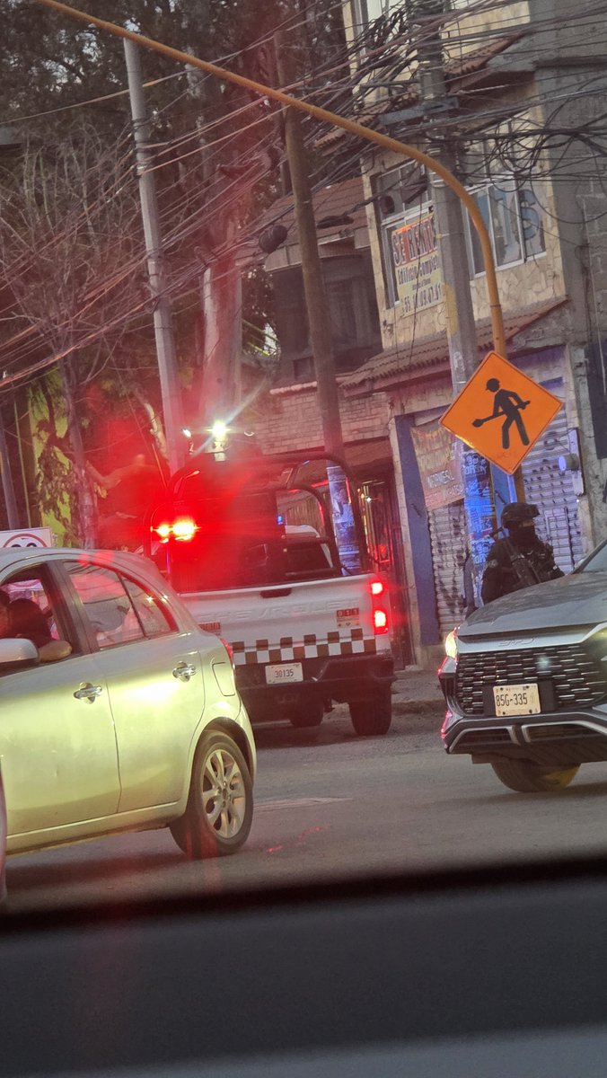 siemprestoypedo's tweet photo. @CIUDAD_SATELITE Pues así ayer la Gustavo Baz a la altura de Tequex, donde se pone el tianguis de la zona.
No se ha reportado qué sucedió y porque tanta movilización. https://t.co/8m9uM9riZ0