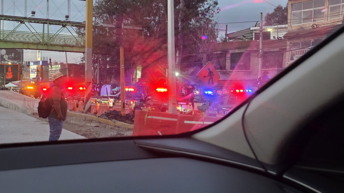siemprestoypedo's tweet photo. @CIUDAD_SATELITE Pues así ayer la Gustavo Baz a la altura de Tequex, donde se pone el tianguis de la zona.
No se ha reportado qué sucedió y porque tanta movilización. https://t.co/8m9uM9riZ0