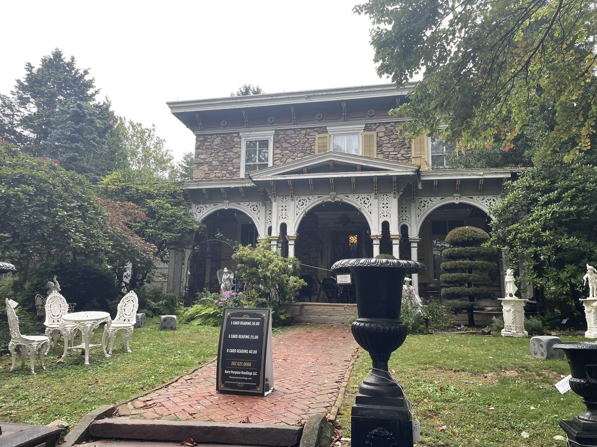 agoodflower's tweet photo. Went to an indie horror book fair hosted by a vampire museum in my home state! 🦇💖 https://t.co/N3x5afiM6N