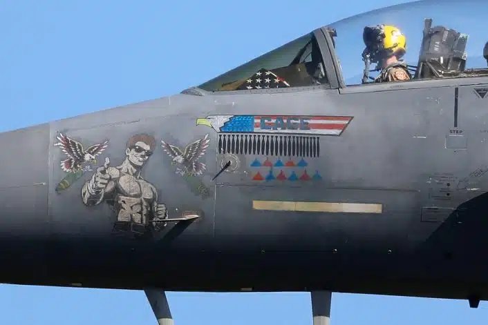 RedAlertlr's tweet photo. 🔴 بازگشت F-15Eهای بال چهارم شکاری آمریکا از جنگ ایران؛ نقاشی‌های «مورتال کامبت» و نشان‌های انهدام پهپادهای شاهد!

  ۲۶ سپتامبر ۲۰۲۶

✍️بدلیل محدودیت‌های موجود در انتشار محتوای بلند، از شما دعوت می‌کنم متن کامل این مقاله را در کانال تلگرامی ما دنبال کنید.
https://t.co/6ttIiQXWGx https://t.co/T3UWvOfsOv