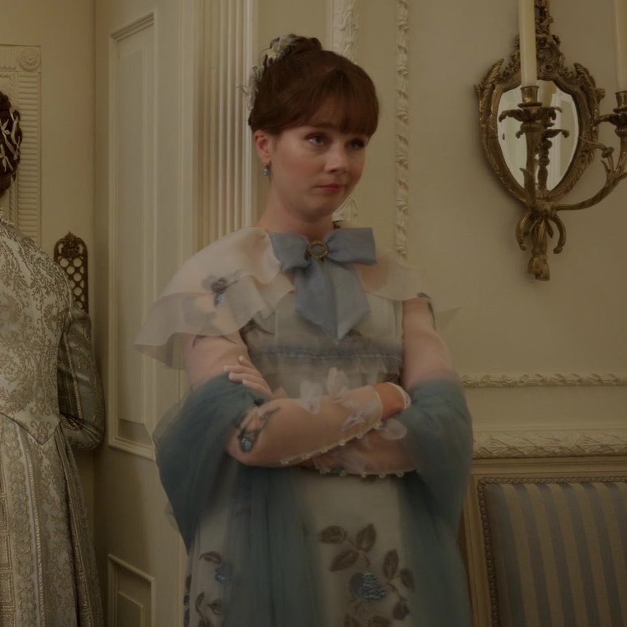 eloiseverse's tweet photo. Eloise's first appearance in every Bridgerton season https://t.co/DRpjOSyJsQ