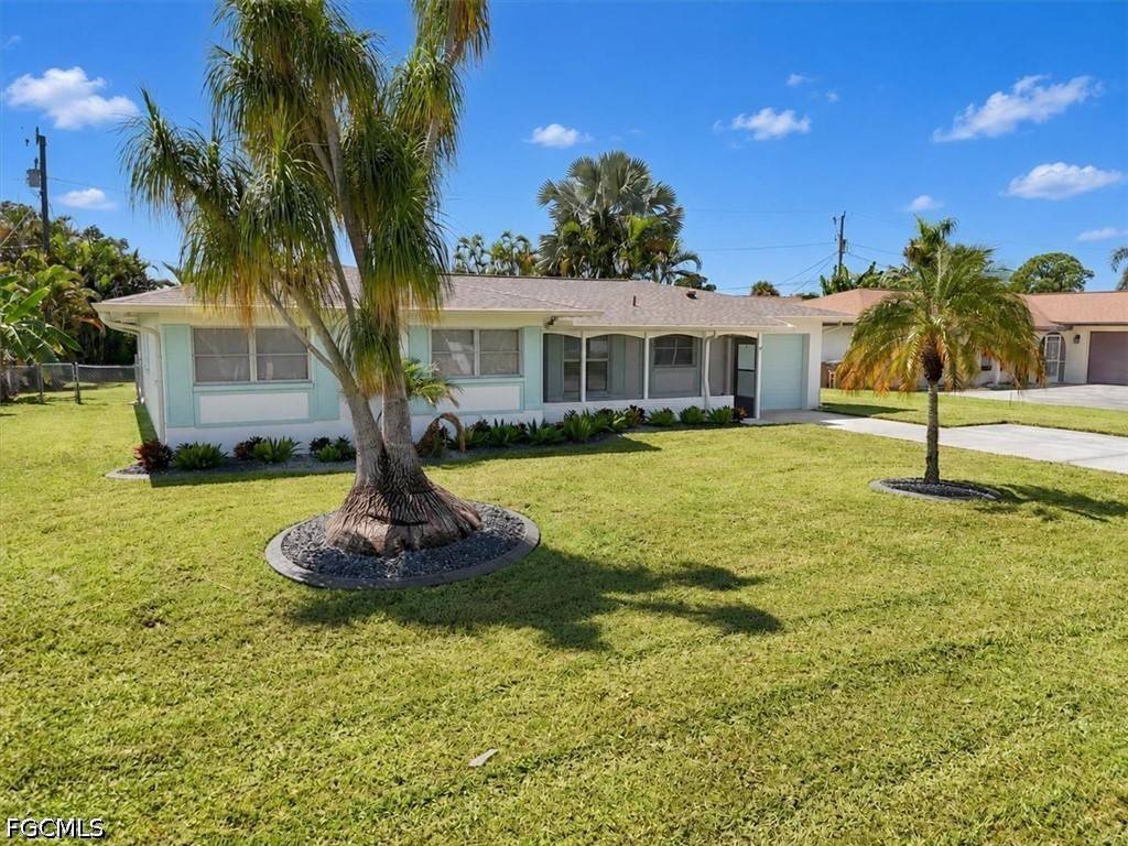 APetrizze's tweet photo. New Listing: 256 SE 46th TER, Cape Coral — 3-bed, 2-bath pool home remodeled in 2023. $369,000
https://t.co/eObxF9MVRo https://t.co/a37cXzHS5u
