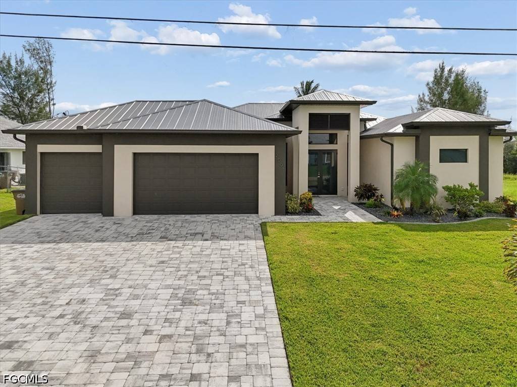 APetrizze's tweet photo. New Listing: 2001 SW 8th CT, Cape Coral. 3-bed pool home with Highlander Canal views, built 2023. $684,900. #NewListing
https://t.co/VkpTn7Z35z https://t.co/z08JOcXW1X