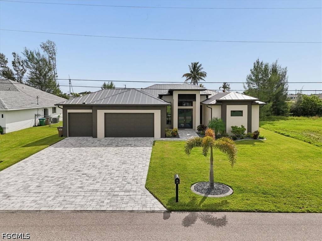 APetrizze's tweet photo. New Listing: 2001 SW 8th CT, Cape Coral. 3-bed pool home with Highlander Canal views, built 2023. $684,900. #NewListing
https://t.co/VkpTn7Z35z https://t.co/z08JOcXW1X