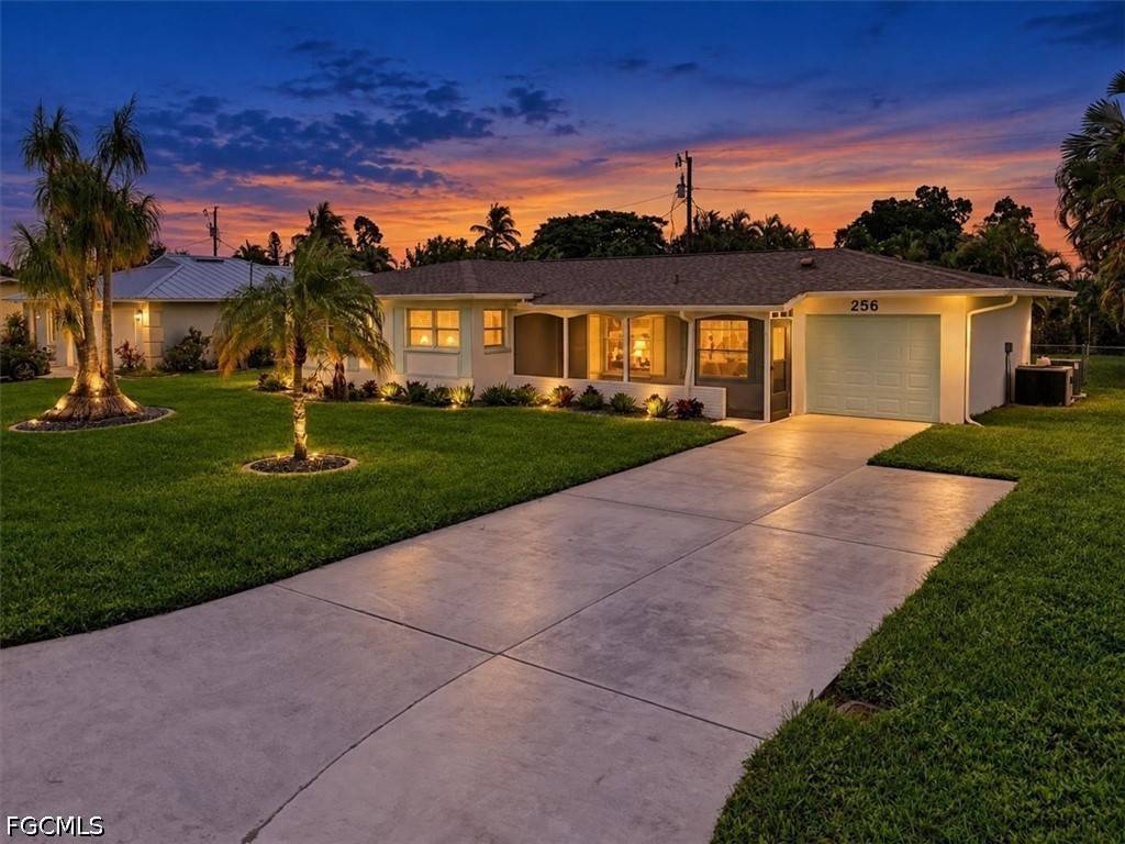 APetrizze's tweet photo. New Listing: 256 SE 46th TER, Cape Coral — 3-bed, 2-bath pool home remodeled in 2023. $369,000
https://t.co/eObxF9MVRo https://t.co/a37cXzHS5u