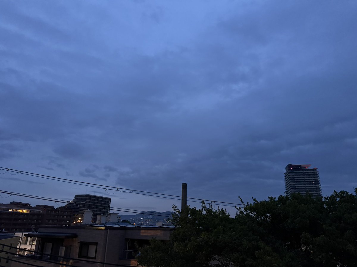 mt_kitahodaka's tweet photo. おはようございます。
神戸市は気温21.4℃、雲が厚くまだ薄暗い朝です。
残念ながら金曜日から天気が悪くてお月様を眺めることが出来ていません😔
9月27日、皆様今日もよろしくお願いします🙇

#マイあさ　#イマソラ　#いまそら　#おはようございます https://t.co/Dmvs4F0uZ9