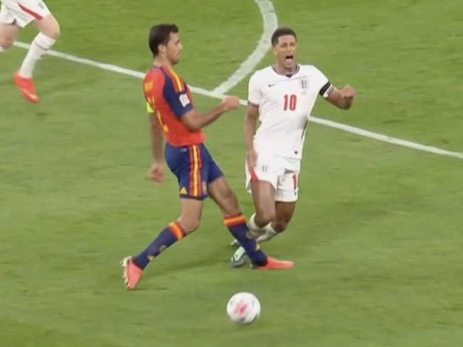 dude_duff's tweet photo. This was not a penalty. #ENGvsESP https://t.co/8JRJBkbemx