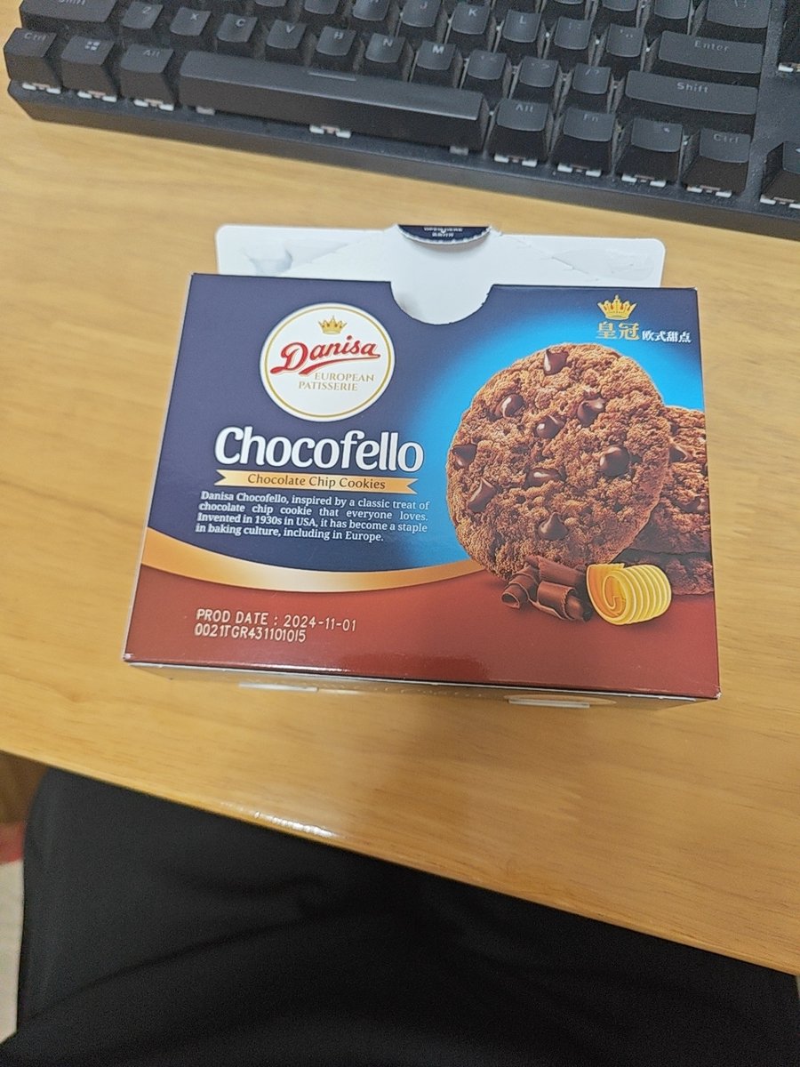 MathewEllewsxc's tweet photo. Got extra homemade chocolate chip cookies from baking today! Dropping a plate off at Mrs. Lee next door—she’s been sick, hope this lifts her day https://t.co/GqXAws1xXK