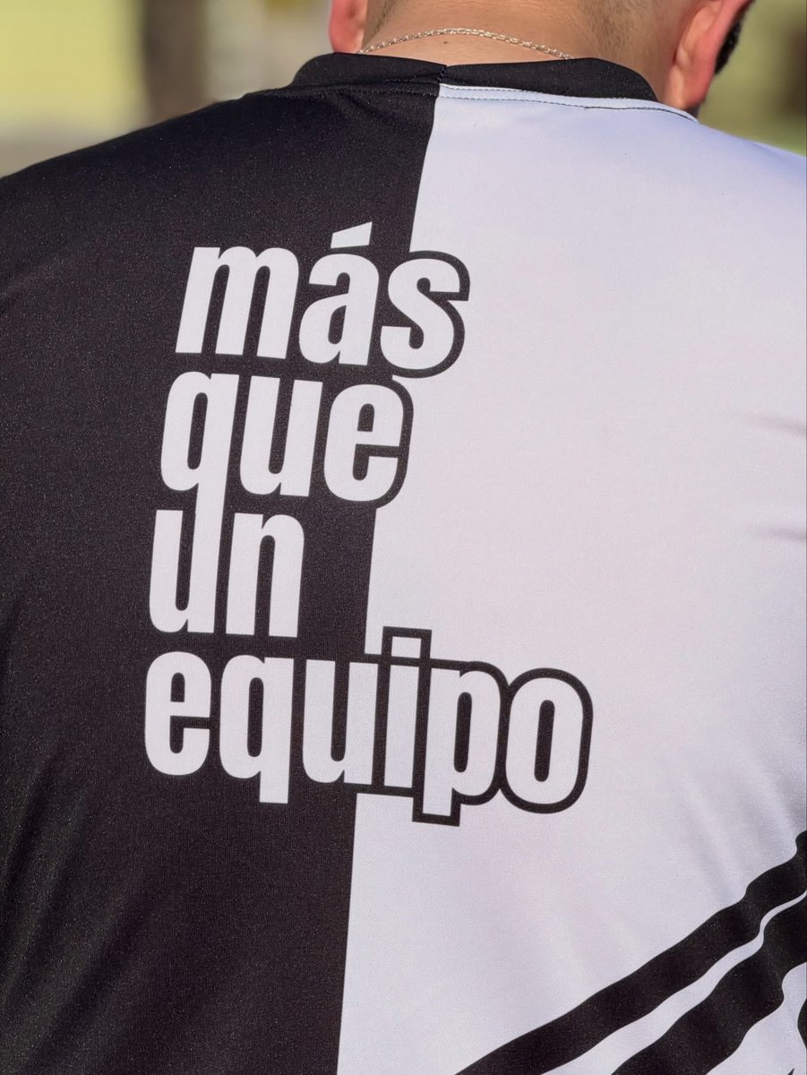 m7uruguay's tweet photo. 𝐍𝐔𝐄𝐕𝐀 𝐂𝐀𝐌𝐈𝐒𝐄𝐓𝐀, 𝐍𝐔𝐄𝐕𝐎𝐒 𝐃𝐄𝐒𝐀𝐅𝐈́𝐎𝐒 ▫️▪️

Tecnología, rendimiento e identidad en una sola prenda, preparada para acompañarnos en cada nuevo desafío.

Más que una camiseta, más que un equipo.

M7 / Equipo

#rivera #uruguay #equipo #deporte #indumentaria https://t.co/W9APYEPXWv