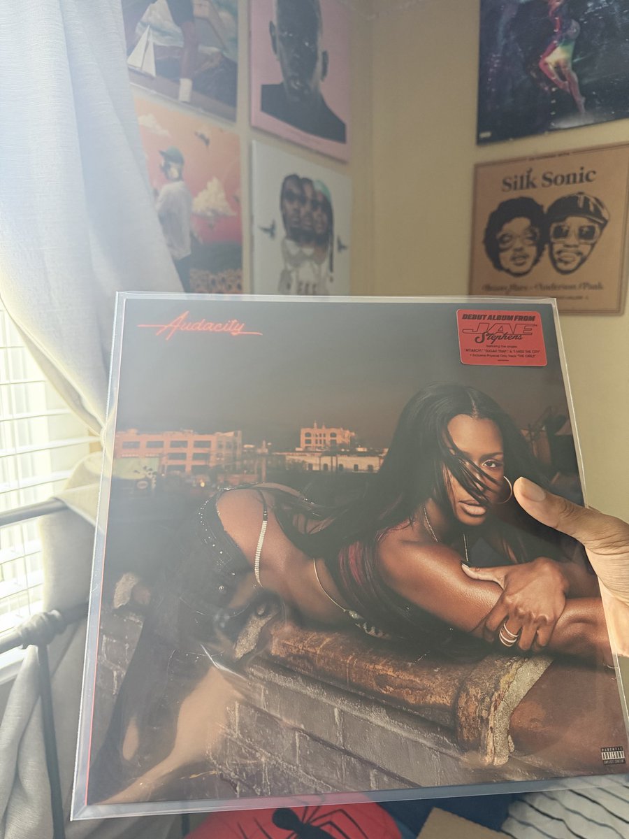 travsnow's tweet photo. the queen is in my hands now @jaephens https://t.co/N6zNxeZjaY