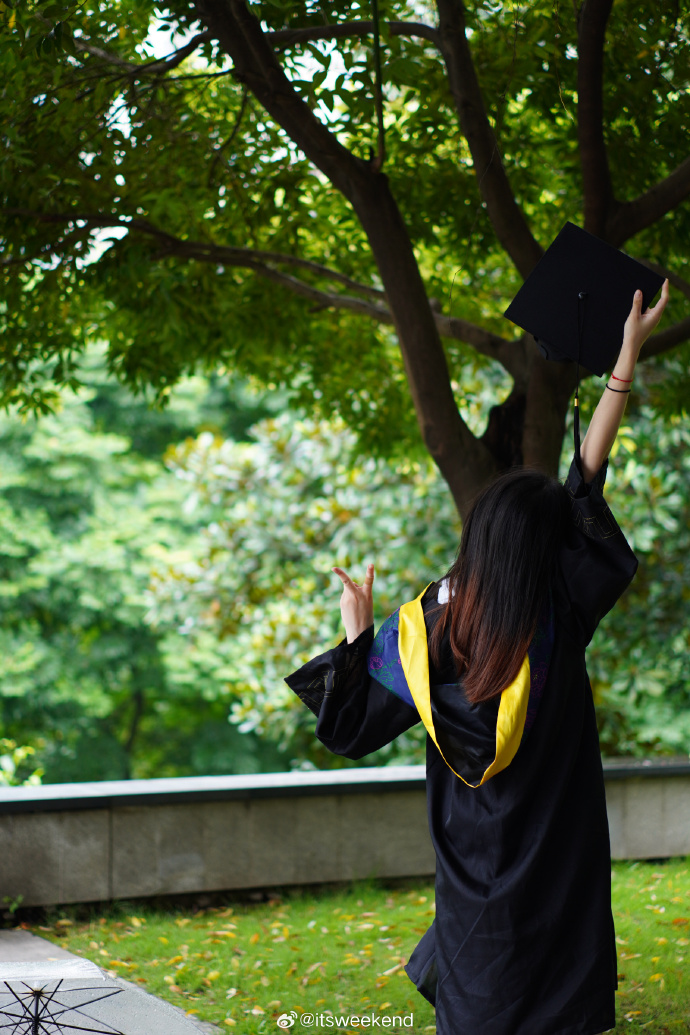 SantoGimenpt's tweet photo. Sitting on the old school bench, sun through the oak leaves, cap and gown in hand—officially ready for the next chapter. Graduation 2024 done, forever grateful for these messy, perfect days. #GradSeason2024 https://t.co/1uqWsKrZAr