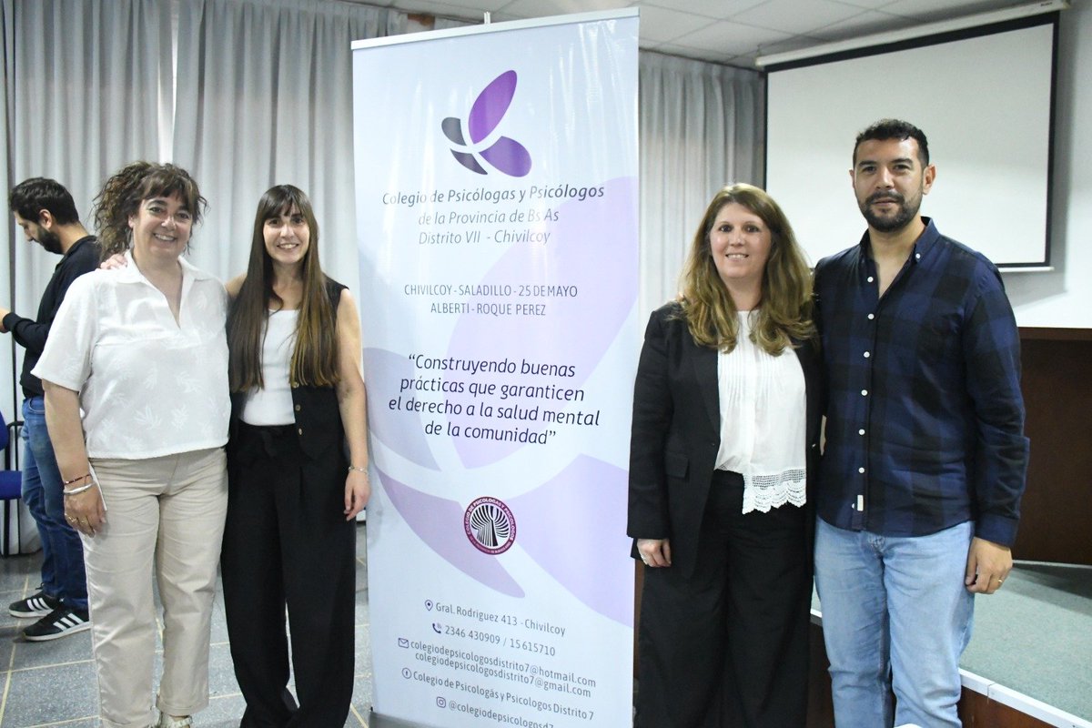 MuniChivilcoy's tweet photo. 🎓 Cierre de la primera cohorte de la Especialización en Psicología Jurídico-Forense

Se realizó en el Centro Universitario Chivilcoy el acto de cierre de cursada de la primera cohorte de la Carrera de Especialización en Psicología Jurídico-Forense, perteneciente a la Escuela de Especialización y Posgrado del Distrito VII del Colegio de Psicólogas y Psicólogos de la Provincia de Buenos Aires.

La actividad fue declarada de Interés Municipal y contó con la presencia del secretario de Gobierno, Ezequiel Pinotti; la asesora del intendente Guillermo Britos, Viviana Lemme; autoridades del Colegio provincial y del Distrito VII, docentes, profesionales y familiares.

Durante el encuentro se destacó el valor de esta primera cohorte, integrada por 17 profesionales que iniciaron su formación en 2024 y completaron un trayecto de especialización desarrollado íntegramente en Chivilcoy.

Uno de los momentos más emotivos fue cuando cada egresado recibió su certificado y compartió brevemente su lugar de origen y el tema elegido para su trabajo integrador final. Entre las investigaciones abordadas se destacaron temáticas vinculadas con adopción, violencia de género, el rol de la Psicología en el ámbito jurídico y la importancia de contemplar a la persona y su contexto, más allá de un expediente.

El acto contó con las palabras de la presidenta del Colegio de Psicólogas y Psicólogos del Distrito VII, Lic. Yamila Pezet; el presidente del Colegio de Psicólogas y Psicólogos de la Provincia de Buenos Aires, Lic. Pablo Della Savia; la coordinadora de la carrera, Lic. y especialista Natalia Cauda, y la asesora docente, Magíster Graciela Gardiner.

Asimismo, se realizó un reconocimiento especial a Gardiner por su acompañamiento y aporte durante el proceso de formación.

En representación del intendente Guillermo Britos, Pinotti destacó la importancia de contar con propuestas de posgrado de este nivel en la ciudad y la región: “La apuesta por el conocimiento y por sumar herramientas en esta sociedad cada vez más demandante es muy importante”.

La jornada marcó un nuevo paso en el crecimiento de las propuestas de especialización y posgrado en Chivilcoy, fortaleciendo la formación profesional y generando nuevas oportunidades académicas para la comunidad y la región.