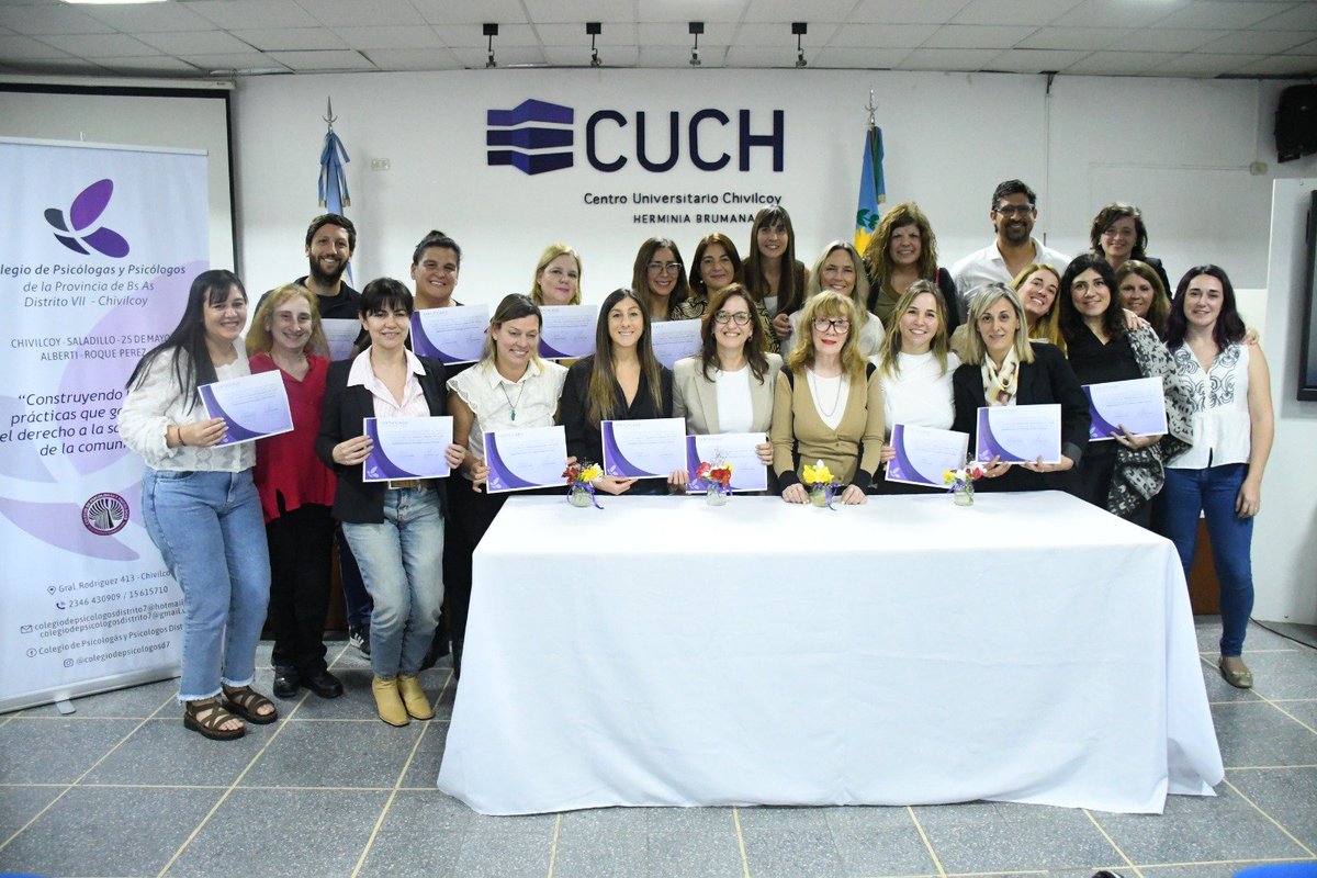 MuniChivilcoy's tweet photo. 🎓 Cierre de la primera cohorte de la Especialización en Psicología Jurídico-Forense

Se realizó en el Centro Universitario Chivilcoy el acto de cierre de cursada de la primera cohorte de la Carrera de Especialización en Psicología Jurídico-Forense, perteneciente a la Escuela de Especialización y Posgrado del Distrito VII del Colegio de Psicólogas y Psicólogos de la Provincia de Buenos Aires.

La actividad fue declarada de Interés Municipal y contó con la presencia del secretario de Gobierno, Ezequiel Pinotti; la asesora del intendente Guillermo Britos, Viviana Lemme; autoridades del Colegio provincial y del Distrito VII, docentes, profesionales y familiares.

Durante el encuentro se destacó el valor de esta primera cohorte, integrada por 17 profesionales que iniciaron su formación en 2024 y completaron un trayecto de especialización desarrollado íntegramente en Chivilcoy.

Uno de los momentos más emotivos fue cuando cada egresado recibió su certificado y compartió brevemente su lugar de origen y el tema elegido para su trabajo integrador final. Entre las investigaciones abordadas se destacaron temáticas vinculadas con adopción, violencia de género, el rol de la Psicología en el ámbito jurídico y la importancia de contemplar a la persona y su contexto, más allá de un expediente.

El acto contó con las palabras de la presidenta del Colegio de Psicólogas y Psicólogos del Distrito VII, Lic. Yamila Pezet; el presidente del Colegio de Psicólogas y Psicólogos de la Provincia de Buenos Aires, Lic. Pablo Della Savia; la coordinadora de la carrera, Lic. y especialista Natalia Cauda, y la asesora docente, Magíster Graciela Gardiner.

Asimismo, se realizó un reconocimiento especial a Gardiner por su acompañamiento y aporte durante el proceso de formación.

En representación del intendente Guillermo Britos, Pinotti destacó la importancia de contar con propuestas de posgrado de este nivel en la ciudad y la región: “La apuesta por el conocimiento y por sumar herramientas en esta sociedad cada vez más demandante es muy importante”.

La jornada marcó un nuevo paso en el crecimiento de las propuestas de especialización y posgrado en Chivilcoy, fortaleciendo la formación profesional y generando nuevas oportunidades académicas para la comunidad y la región.