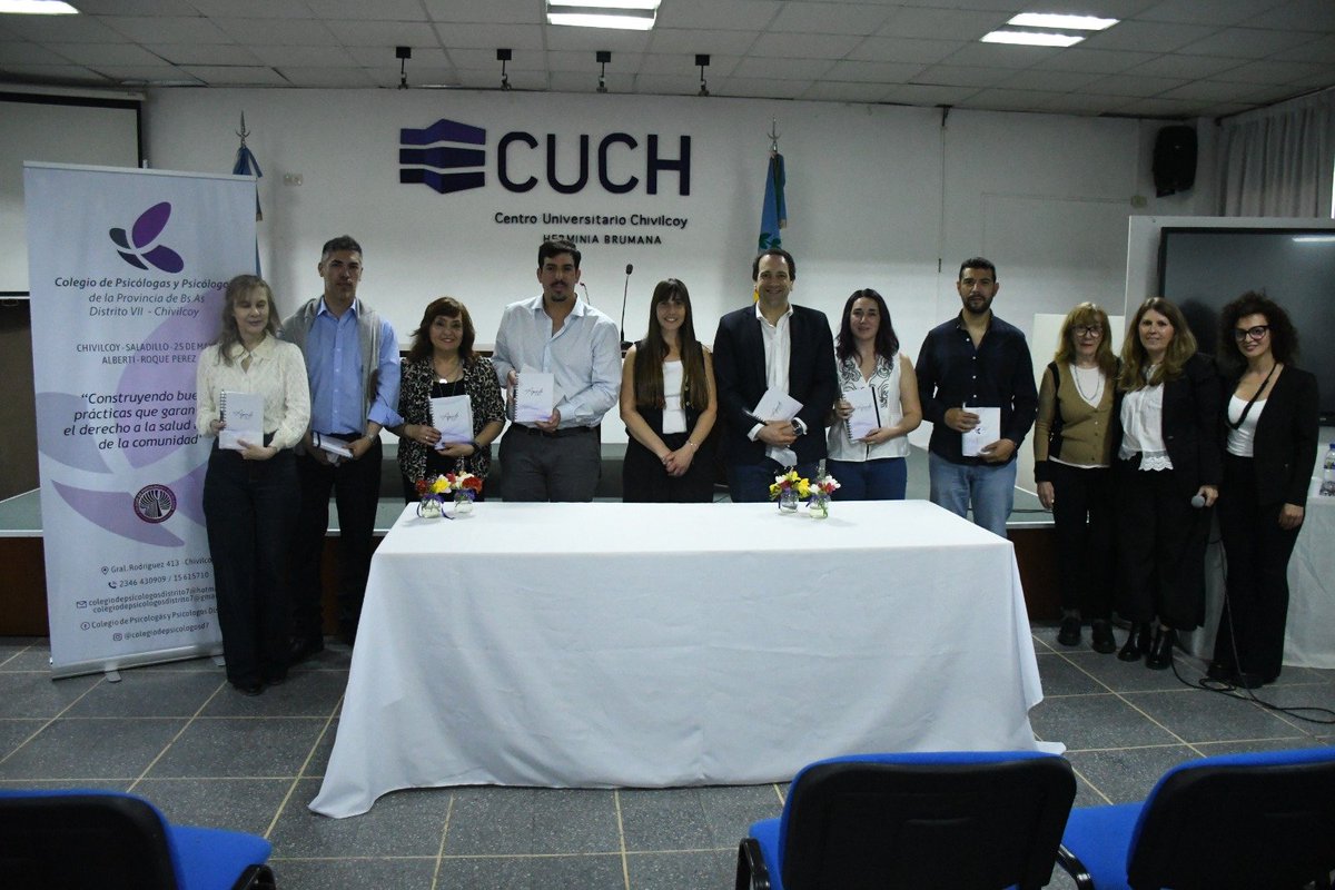 MuniChivilcoy's tweet photo. 🎓 Cierre de la primera cohorte de la Especialización en Psicología Jurídico-Forense

Se realizó en el Centro Universitario Chivilcoy el acto de cierre de cursada de la primera cohorte de la Carrera de Especialización en Psicología Jurídico-Forense, perteneciente a la Escuela de Especialización y Posgrado del Distrito VII del Colegio de Psicólogas y Psicólogos de la Provincia de Buenos Aires.

La actividad fue declarada de Interés Municipal y contó con la presencia del secretario de Gobierno, Ezequiel Pinotti; la asesora del intendente Guillermo Britos, Viviana Lemme; autoridades del Colegio provincial y del Distrito VII, docentes, profesionales y familiares.

Durante el encuentro se destacó el valor de esta primera cohorte, integrada por 17 profesionales que iniciaron su formación en 2024 y completaron un trayecto de especialización desarrollado íntegramente en Chivilcoy.

Uno de los momentos más emotivos fue cuando cada egresado recibió su certificado y compartió brevemente su lugar de origen y el tema elegido para su trabajo integrador final. Entre las investigaciones abordadas se destacaron temáticas vinculadas con adopción, violencia de género, el rol de la Psicología en el ámbito jurídico y la importancia de contemplar a la persona y su contexto, más allá de un expediente.

El acto contó con las palabras de la presidenta del Colegio de Psicólogas y Psicólogos del Distrito VII, Lic. Yamila Pezet; el presidente del Colegio de Psicólogas y Psicólogos de la Provincia de Buenos Aires, Lic. Pablo Della Savia; la coordinadora de la carrera, Lic. y especialista Natalia Cauda, y la asesora docente, Magíster Graciela Gardiner.

Asimismo, se realizó un reconocimiento especial a Gardiner por su acompañamiento y aporte durante el proceso de formación.

En representación del intendente Guillermo Britos, Pinotti destacó la importancia de contar con propuestas de posgrado de este nivel en la ciudad y la región: “La apuesta por el conocimiento y por sumar herramientas en esta sociedad cada vez más demandante es muy importante”.

La jornada marcó un nuevo paso en el crecimiento de las propuestas de especialización y posgrado en Chivilcoy, fortaleciendo la formación profesional y generando nuevas oportunidades académicas para la comunidad y la región.