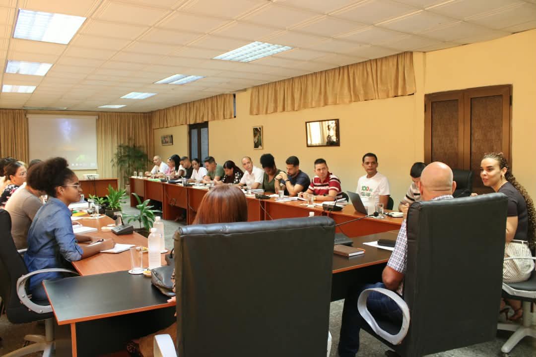 UJCdeCuba's tweet photo. En el espacio se debatió sobre las prioridades del país y de la organización política. Fue ratificada la confianza en los jóvenes y en todo lo que estos pueden aportar a la sociedad. El papel de la juventud es decisivo en los momentos actuales. 

#CubaEstáFirme https://t.co/hb4GDnVvUi