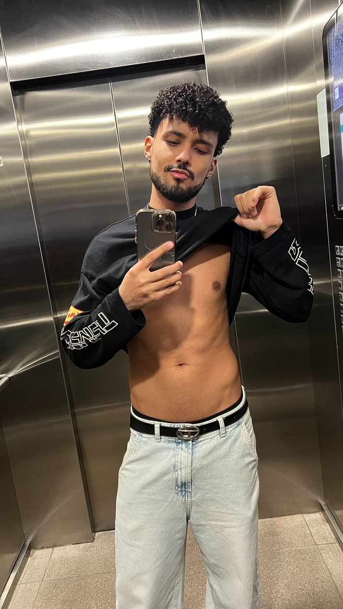 felipekemps's tweet photo. No prédio que eu estou não pode ficar sem camisa 🔞 https://t.co/U4kDQ4Edsv
