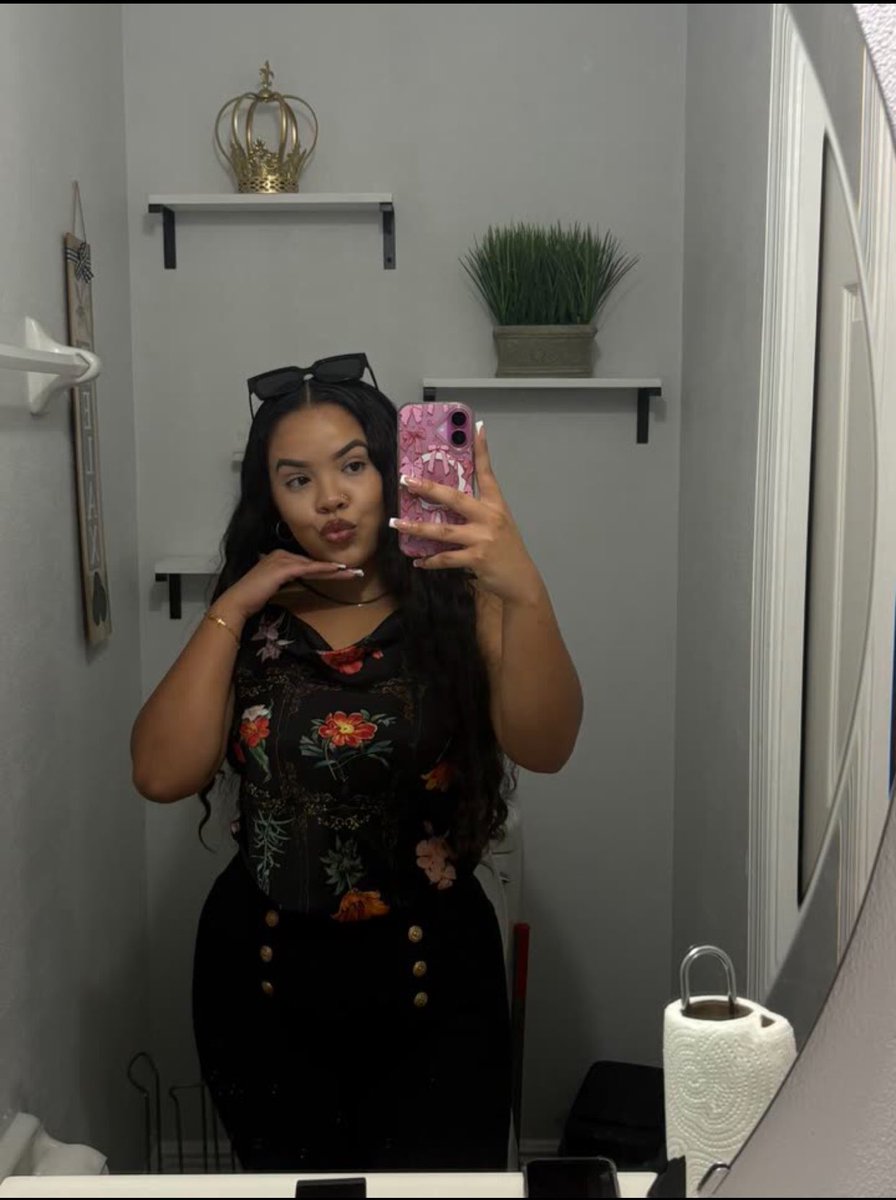Jaz7nel's tweet photo. finna go get something to eat, what yall eating? https://t.co/D5lsKey7XD