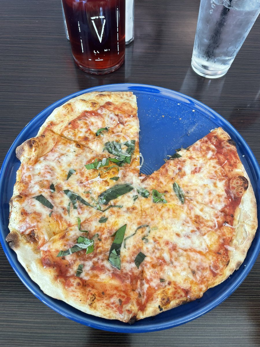 NoctisSpam's tweet photo. Got pizza with my ma :p https://t.co/bkfptwl6UP
