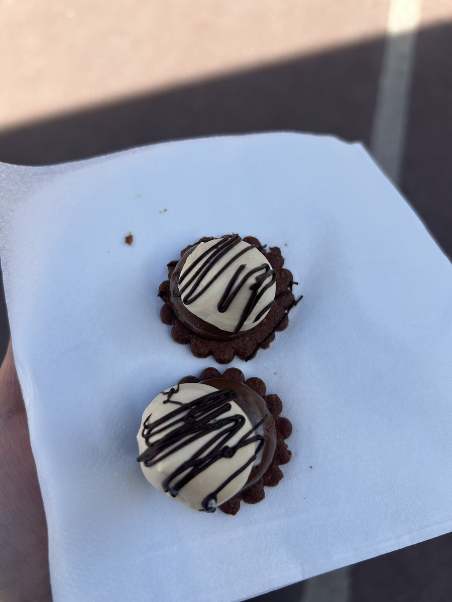 CoraRuizA's tweet photo. Las energías de la mañana 💪el día de trabajo corto 🥳 la bolita de chocolate deliciosa 🍫el pastelero tan amable y el parches francés que me hizo estresar jajaja https://t.co/wMcpFtPbf2