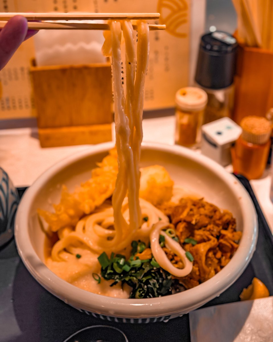 chloemooretbogk's tweet photo. From Bakurocho, this udon shop was conveniently on the way to Tokyo Station. In the afternoon, there were few people, so I only waited about 10 minutes. The chef’s handmade udon could be watched up close. I ordered cold udon with grated yam and https://t.co/AcqZLmbAr1