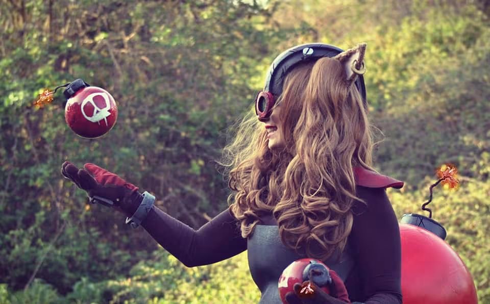 federicadipaolo's tweet photo. @playriftbound asking for some bombs?? 💥💥🔜 im coming back with my iconic cosplay ZIGGS OFC

#RBradiance #Ziggs #riftbound https://t.co/RzbmVtqQmz