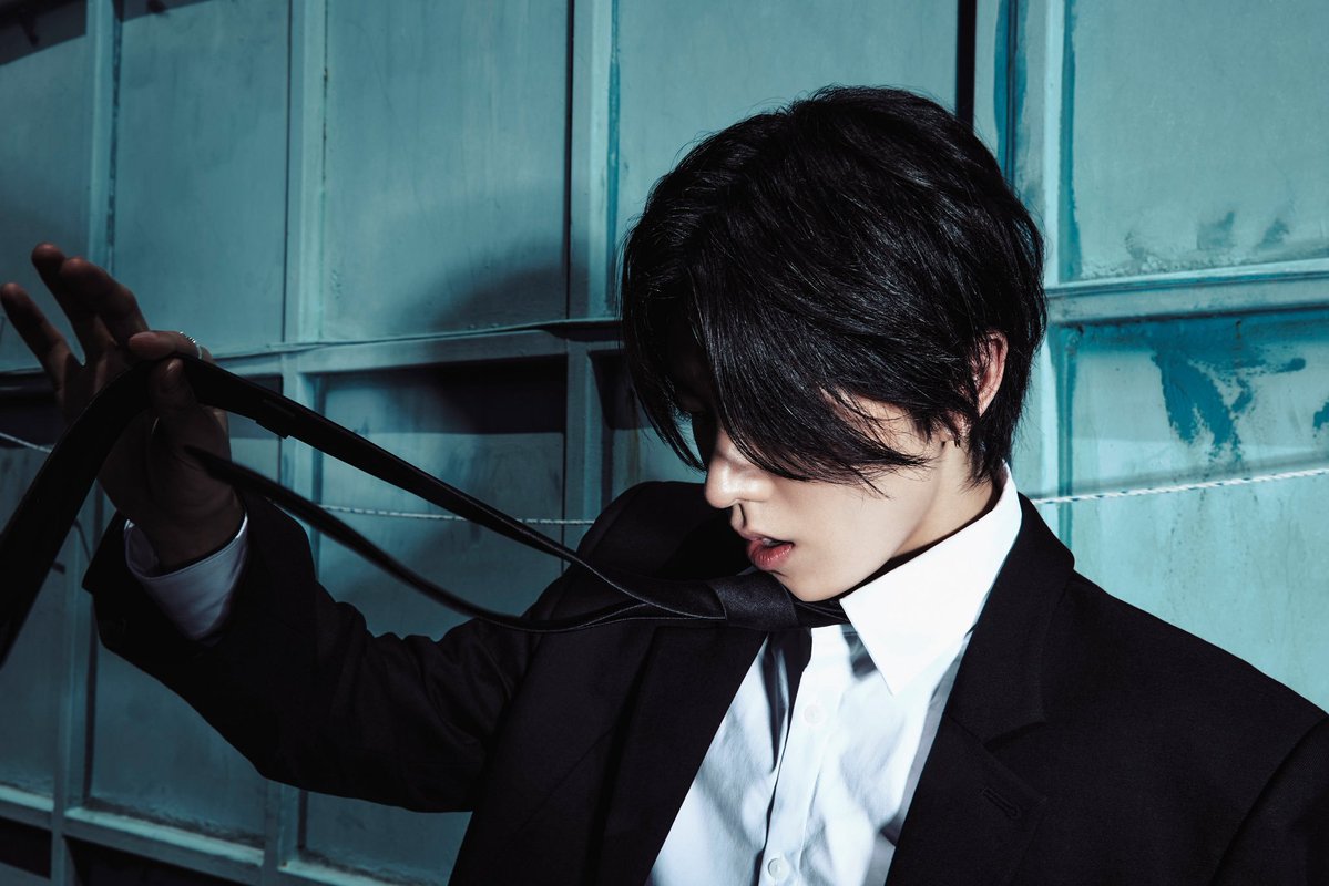 Clooudoyoung's tweet photo. craving me some emo yuta in a suit BOOYAKA BOOYAKA BOOYAKA https://t.co/UungBS7OYO