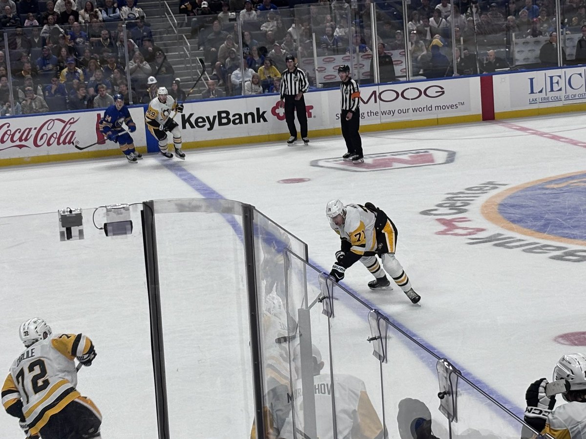 gingoal11's tweet photo. UNTUCK IT BRO https://t.co/aDe06hQCjB