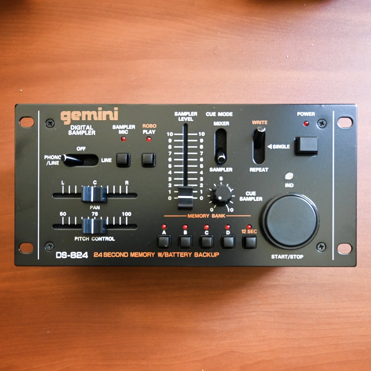 phdirac's tweet photo. Gemini DS-824 (12-bit sampler) https://t.co/oT6ffN08p4