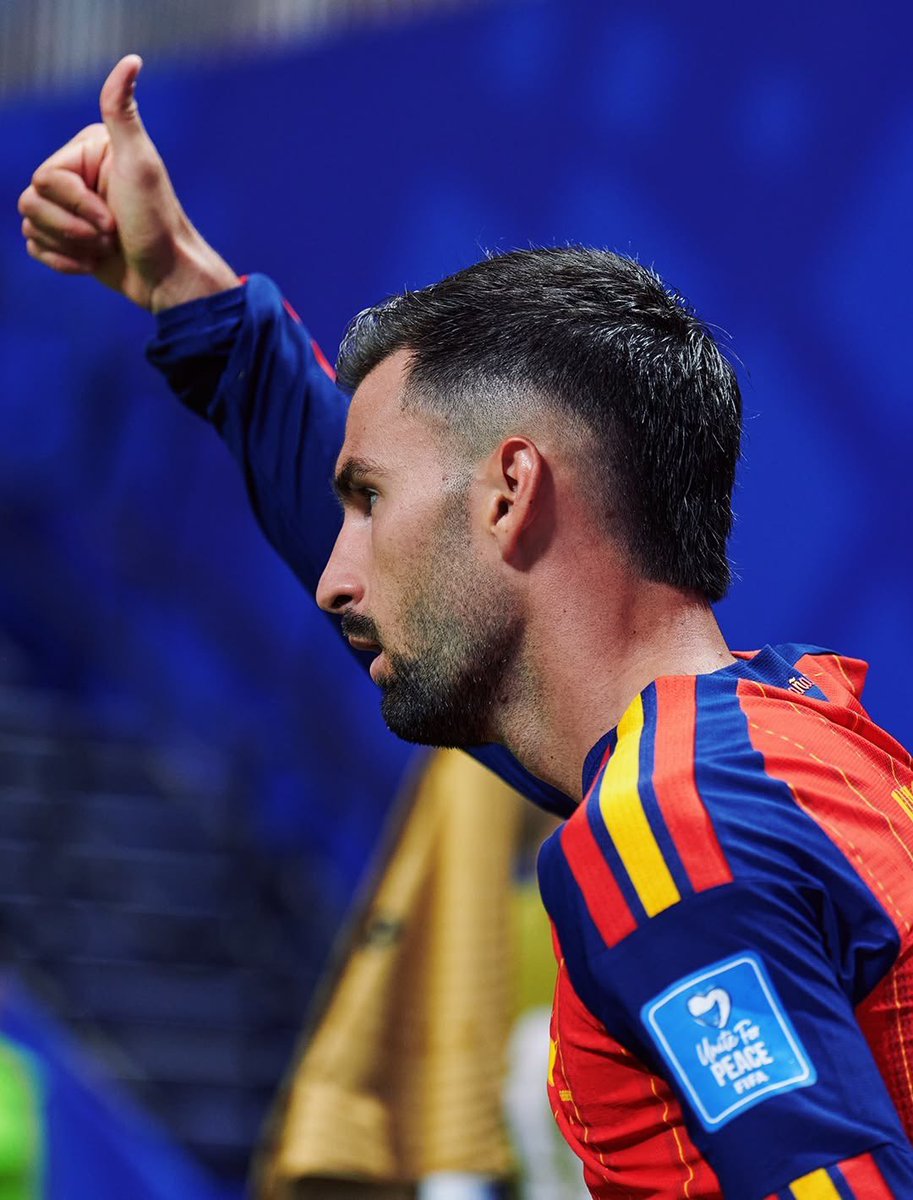 ChinoUTD's tweet photo. 🚨 Luis de la Fuente on his conversation with Alex Baena before bringing him on against England:

“When we were losing 2-1, I called Alex and started explaining what I wanted him to do.

He stopped me halfway through and said, ‘Mister, you have already done the difficult part. You decided to put me on. Now let me do mine.’

I looked at him because normally when a substitute interrupts the manager before entering the pitch, you expect him to at least wait ten minutes before proving why.”

“5 minutes later, he scores. Suddenly it’s 2-2.

Then I bring Oyarzabal on as well. A few minutes later Álex gets the ball, finds him, Mikel scores and now we’re winning 3-2.

So I’m standing there thinking maybe tonight my tactical instructions were not particularly important. Apparently my main responsibility was just getting the correct people off the bench.”

“After the goal, Alex looked towards me and I remembered what he told me before coming on.

I asked him afterwards, ‘When you said let me do my part, you already knew all this was going to happen?’

He said, ‘No, Mister. I just knew something was going to happen.’

That is the confidence you want from a player.

Some substitutes enter a game hoping to make an impact. Alex and Mikel entered like they were slightly offended we had started the match without them.”