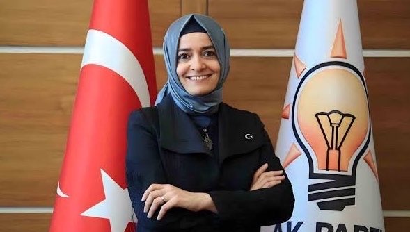 dailyislamist's tweet photo. 🔴 “63 milyon 359 bin lira değerindeki hisselerinden 1 milyar 344 milyon lira gelir elde ettiği” şeklinde haberleri ortaya çıkan AK Parti Genel Başkan Yardımcısı Fatma Betül Sayan Kaya görevinden istifa etti. https://t.co/Auqf8yeeAL