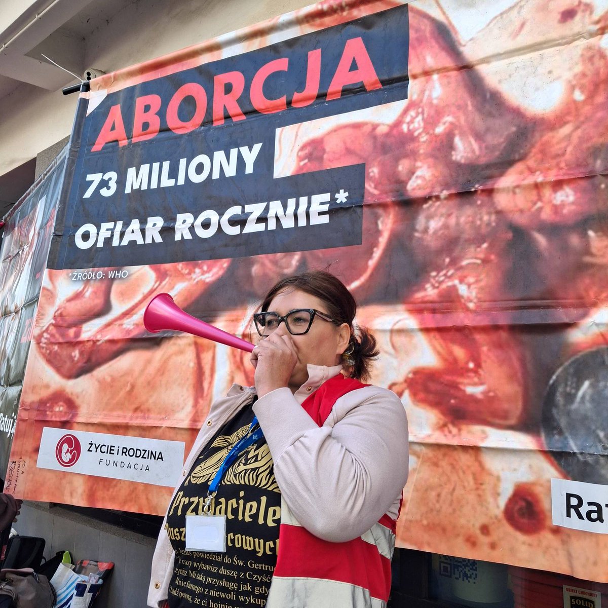 ratujzycie_pl_'s tweet photo. "Spójrz, Ja daję w twoje ręce Jerycho wraz z jego królem i dzielnymi wojownikami. Wy wszyscy, uzbrojeni mężowie, będziecie okrążali miasto codziennie jeden raz. Uczynisz tak przez sześć dni. Siedmiu kapłanów niech niesie przed Arką siedem trąb z rogów baranich. Siódmego dnia okrążycie miasto siedmiokrotnie, a kapłani zagrają na trąbach. Gdy więc zabrzmi przeciągle róg barani i usłyszycie głos trąby, niech cały lud wzniesie gromki okrzyk wojenny, a mur miasta rozpadnie się na miejscu i lud wkroczy, każdy wprost przed siebie"

Joz 6, 2-5