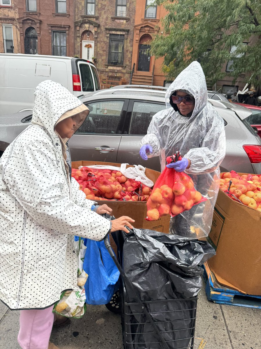 opendoorflc's tweet photo. Food Pantry Recap! 🍗🍎

If you’d like to contribute to alleviating food insecurity, please visit https://t.co/oRTrYJOnpw.

Our pantry operates every Saturday from 8:30 AM to 10:30 AM. 

999 Greene Avenue, Brooklyn, NY 11221 https://t.co/Kz3xSNjltF
