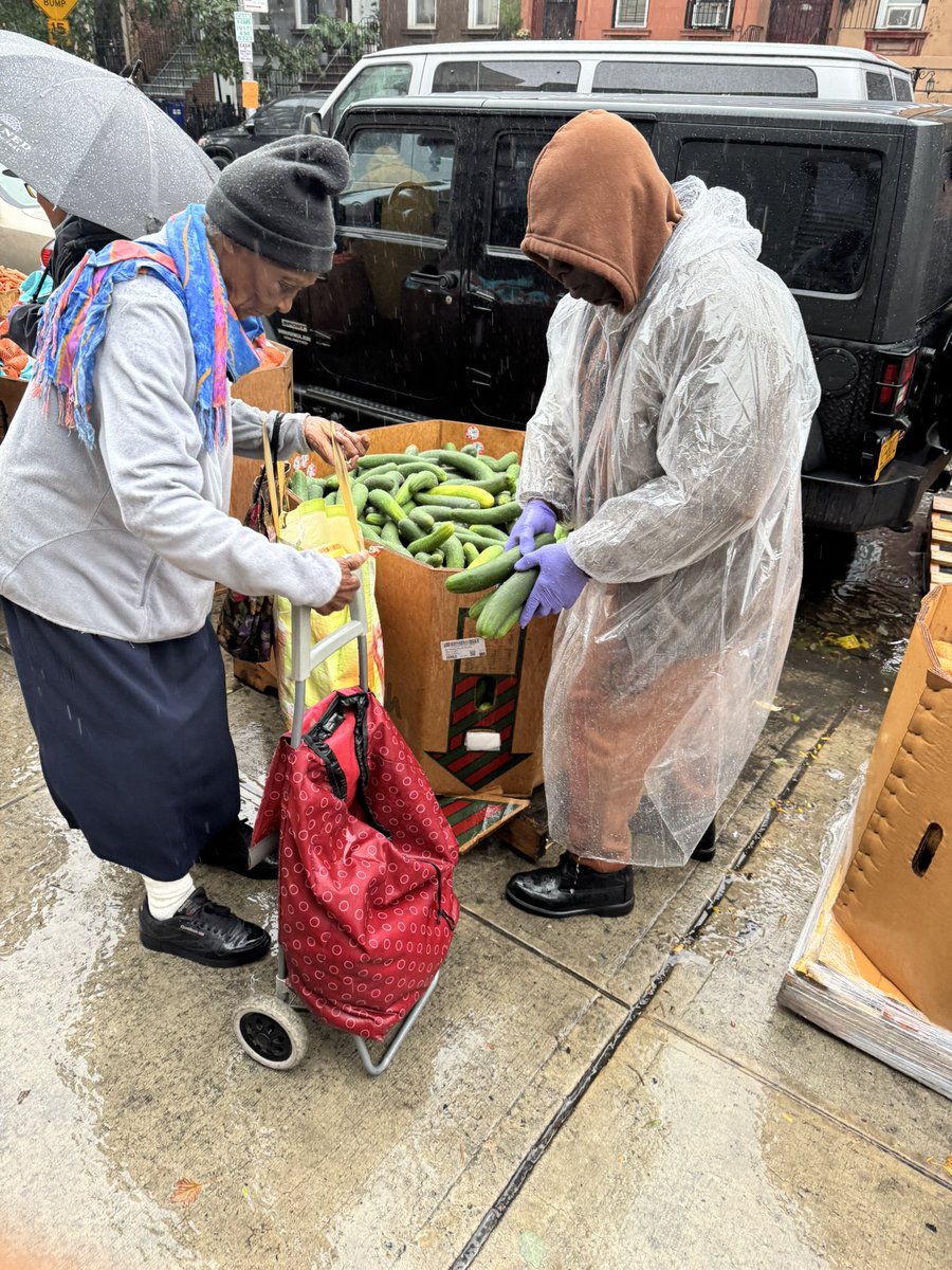 opendoorflc's tweet photo. Food Pantry Recap! 🍗🍎

If you’d like to contribute to alleviating food insecurity, please visit https://t.co/oRTrYJOnpw.

Our pantry operates every Saturday from 8:30 AM to 10:30 AM. 

999 Greene Avenue, Brooklyn, NY 11221 https://t.co/Kz3xSNjltF