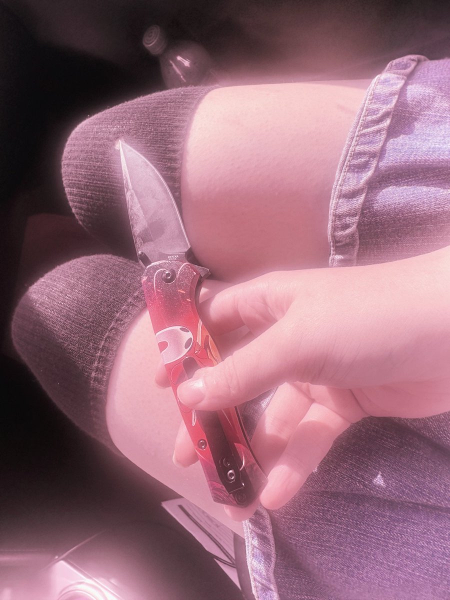 mallowpvp's tweet photo. New knife <3
#puppyboy #transftm #knifeplay https://t.co/cjEhxGEd1H