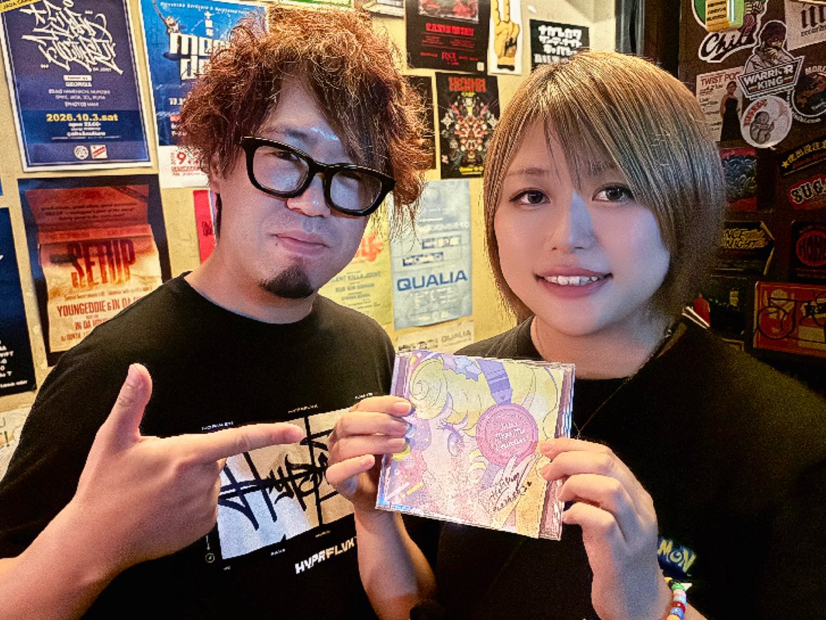 yubifuton's tweet photo. DJ Norikenさんに、恐れ多くも自宅から持ってきたプリパラのウルトラメガミックスコレクションのCDにサインいただきました…！🎀
本当にありがとうございます！
生DJ、めちゃくちゃ迫力あって圧倒されました…🎧
すごかった…(語彙力なくてすみません…)

#mgdcbl https://t.co/12aRIGp55m