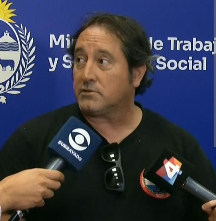 mariobarakus59's tweet photo. Para los que no lo conocen este es Álvaro Reynaldo, el presidente del sindicato del puerto! 
Creo que le miras la cara y ya te das cuenta el tipo de gente que es! 
Por más información gana más de  $ 300.000 https://t.co/YRdgz0g3xk