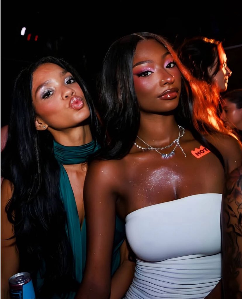 taraissofly's tweet photo. hot girlsss #melnity https://t.co/2wZyAjqKLF