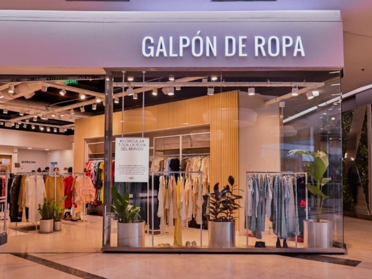 fabdoman's tweet photo. Señal de crisis: ropa usada en shoppings

La cadena Galpón de Ropa, que comercializa indumentaria de segunda mano, inauguró una sucursal enorme de 112 metros cuadrados en el shopping DOT. https://t.co/DwzbAOhLAW